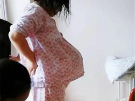 多胞胎孕妇挺着大肚子临产视频